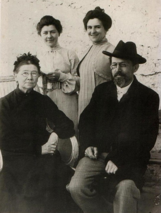 Antón Chéjov, su madre Yevgeniya, su hermana Maria Pavlovna y Olga Knipper