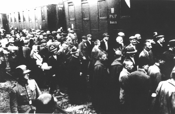 El primer transporte de prisioneros a Auschwitz en la estación de Tarnów. (14 de junio de 1940)