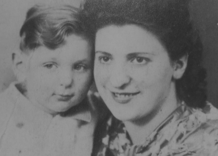 Georges Perec junto a su madre