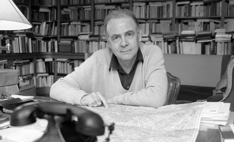 Modiano con el plano de París